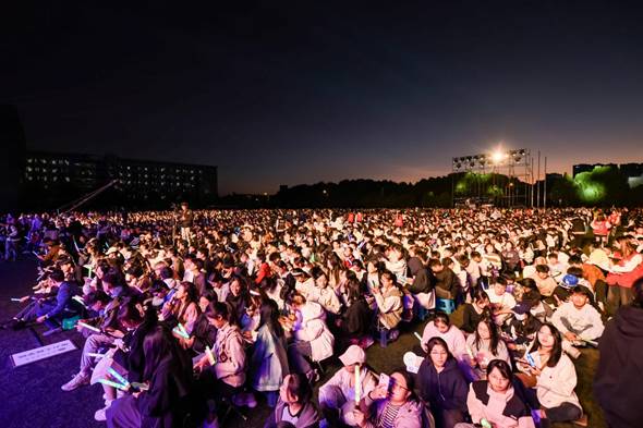 /Users/sabrina/Desktop/华体会平台举办2023年迎新晚会/图20.3 观众.jpg图20.3 观众
