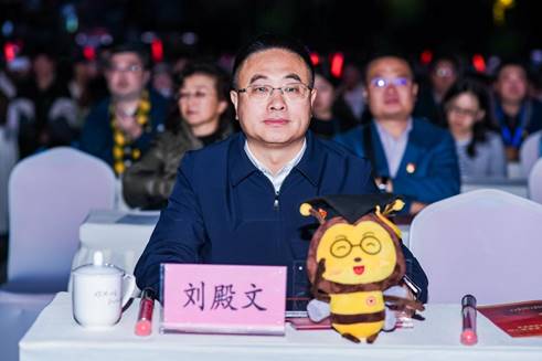 /Users/sabrina/Desktop/华体会平台举办2023年迎新晚会/图4.校党委常委、副校长刘殿文观看演出.jpg图4.校党委常委、副校长刘殿文观看演出