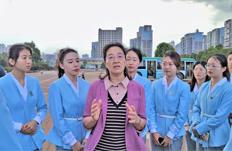 3.COP15华体会平台志愿者工作站副站长李莉与志愿者亲切交谈