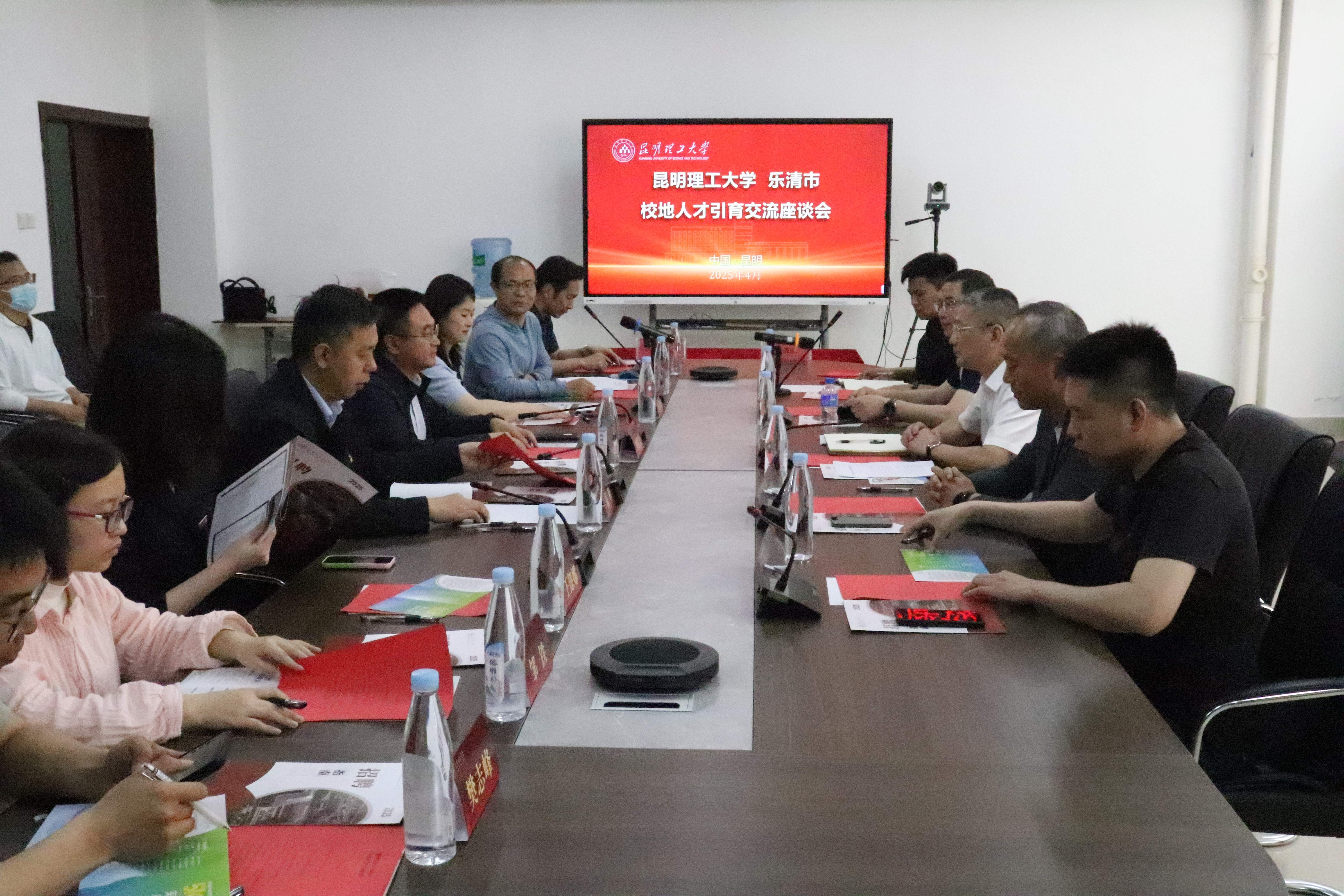 华体会(中国)与浙江省乐清市人社局在管理与经济学院A106会议室举行校地人才合作座谈会议.JPG