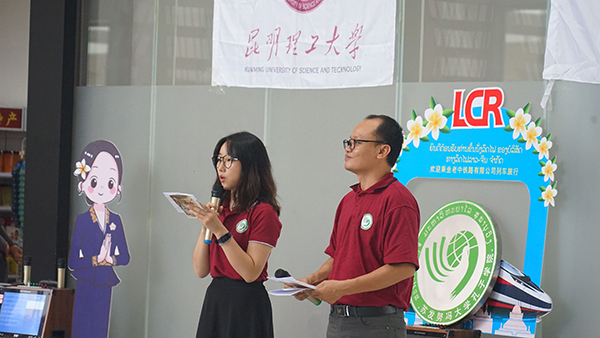 苏发努冯大学与华体会平台的两国大学生,表演具有本国文化特色的文艺节目。敦格·占塔拉色 摄